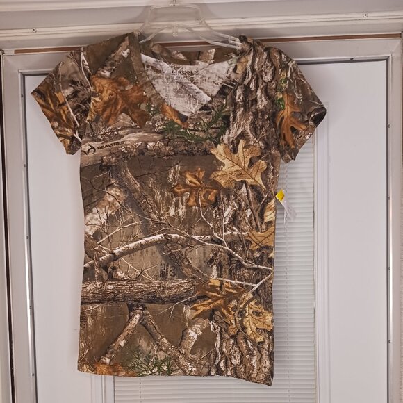 Lincoln Outfitters Tops - 3/$18 or 5/$25 Lincoln Outfitters Green/Tan V Neck Camo Short Sleeve Top Size Sm